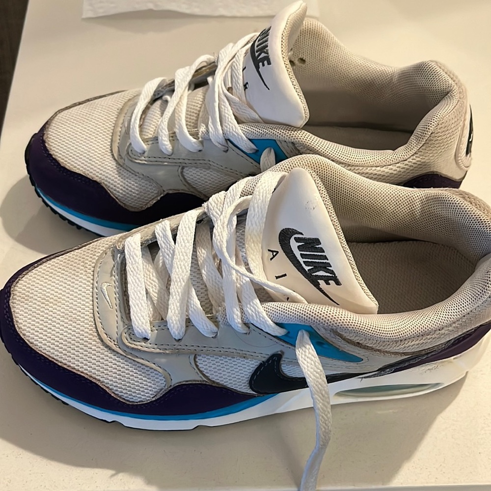 Woman Nike air.